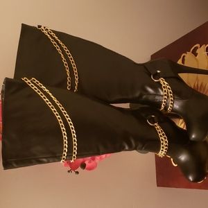 Vaynas by LUXE (JUSTFAB) Black Faux Leather Gold Chain  High Heel Boots Sz 7🤩